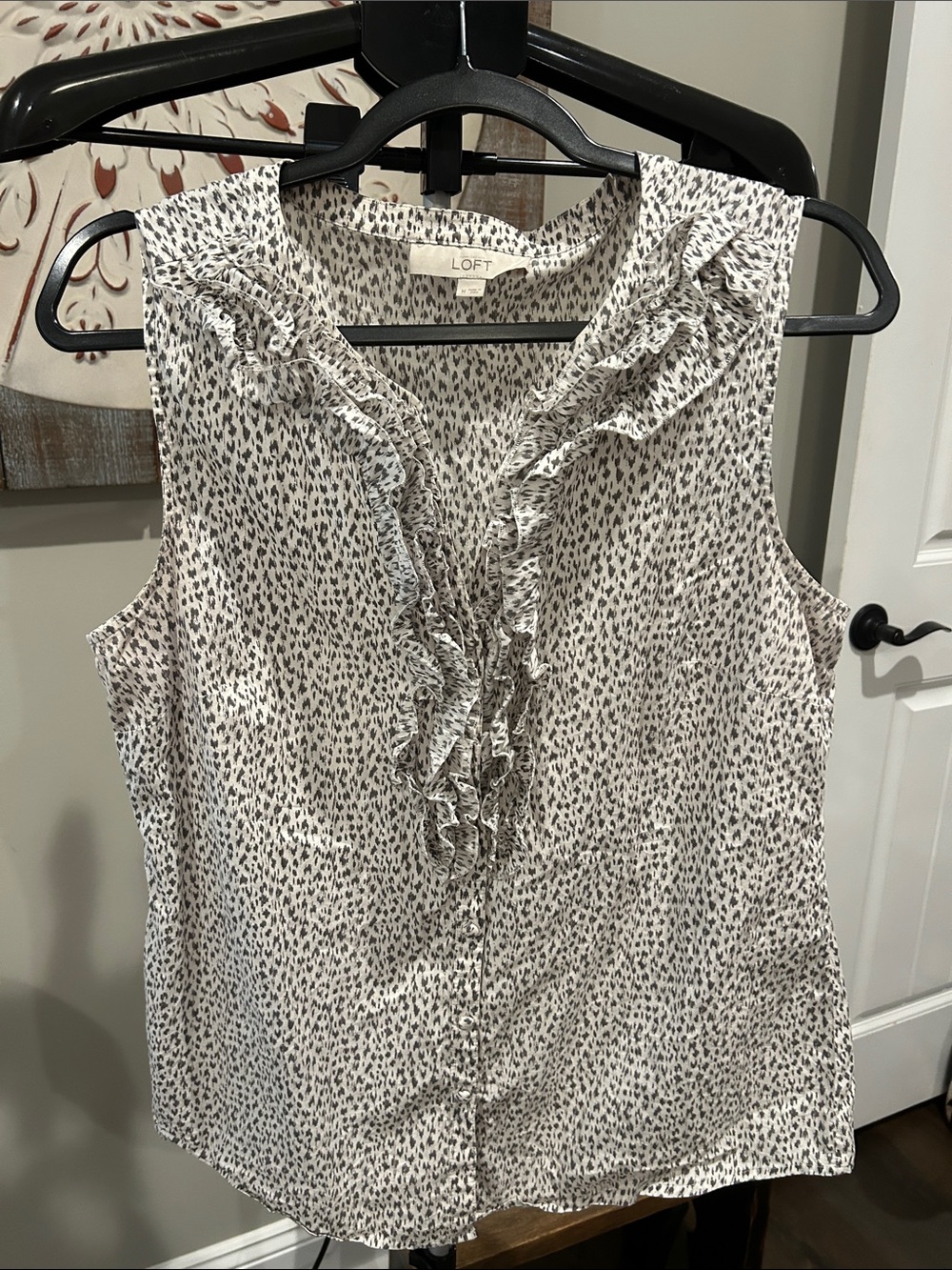 LOFT Woman’s Sleeveless Ruffle V-Neck in Black and White Sz medium